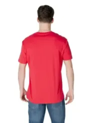 Rotes T-Shirt mit Jeans