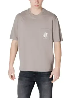 Mann trägt graues Armani Exchange T-Shirt