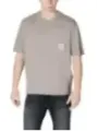 Mann trägt graues Armani Exchange T-Shirt