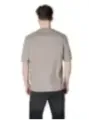 Mann trägt beiges T-Shirt und Jeans