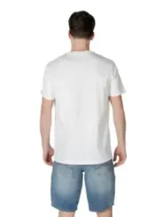 Weißes T-Shirt mit Jeansshorts