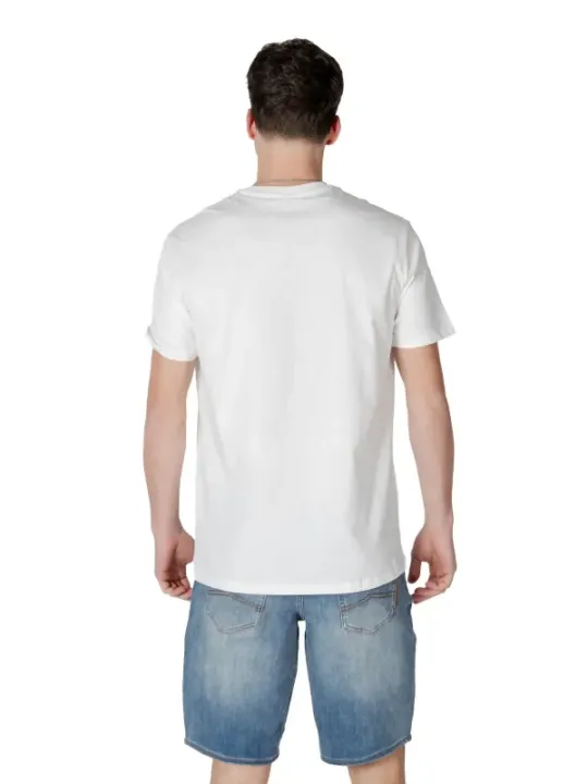 Weißes T-Shirt mit Jeansshorts