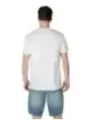 Weißes T-Shirt mit Jeansshorts