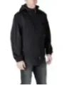 Mann trägt schwarze Armani Exchange Jacke