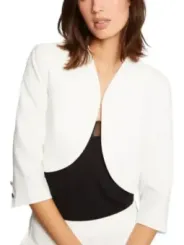 Weiße Jacke mit schwarzem Top