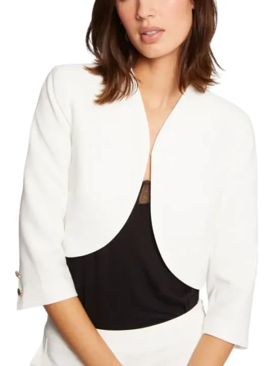Weiße Jacke mit schwarzem Top