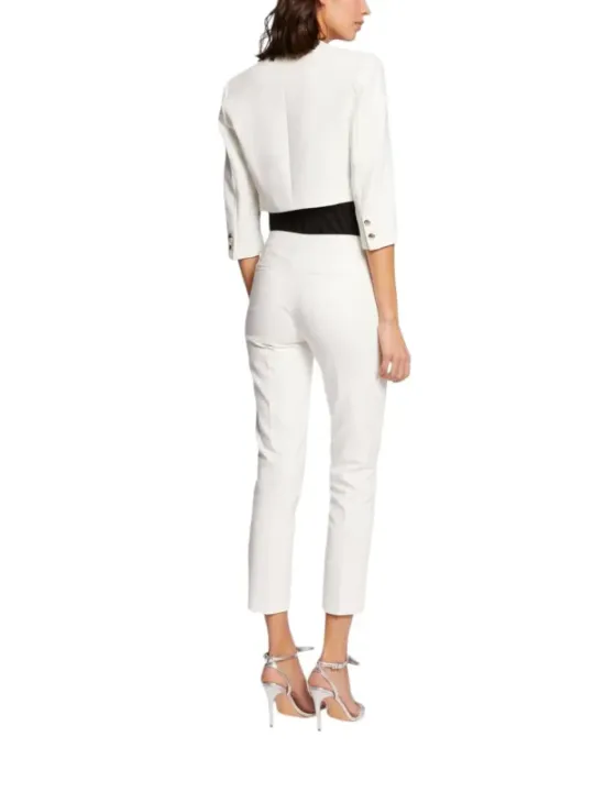 Weißer Jumpsuit mit Gürtel und Knopfdetails