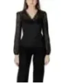 Schwarze Spitzenbluse mit schwarzen Hosen