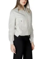 Weiße Windbreakerjacke, modische Frau präsentiert