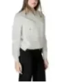 Weiße Windbreakerjacke, modische Frau präsentiert