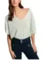 Frau trägt weißes V-Neck Top