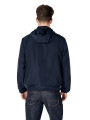 Mann trägt blaue Ea7 Jacke