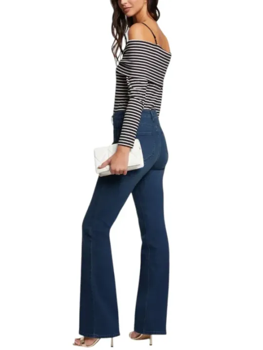 Dunkle Jeans mit hohem Bund