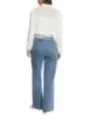 Frau trägt Jeans und Bluse