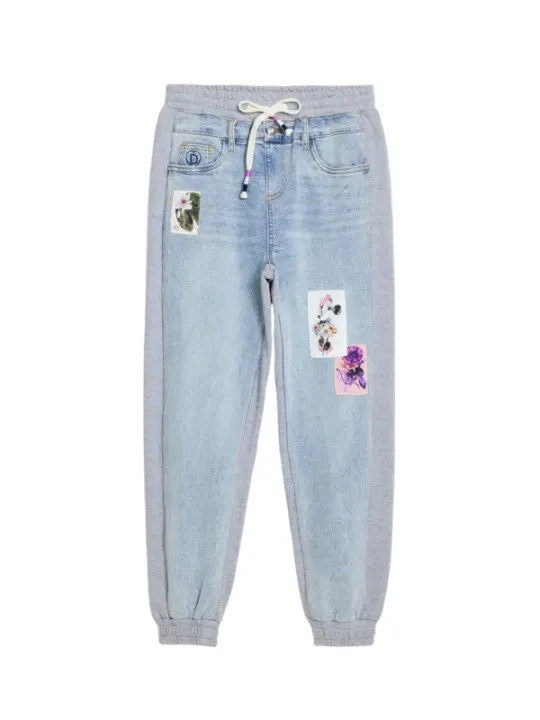 Helle Jeans mit Blumen-Patches