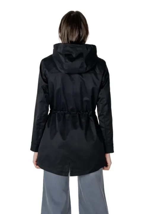 Schwarze Jacke, graue weite Hose