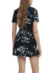 Schwarzes Kleid mit weißem Schriftzug