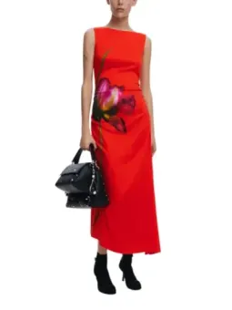 Rotes Kleid mit Blumenmuster