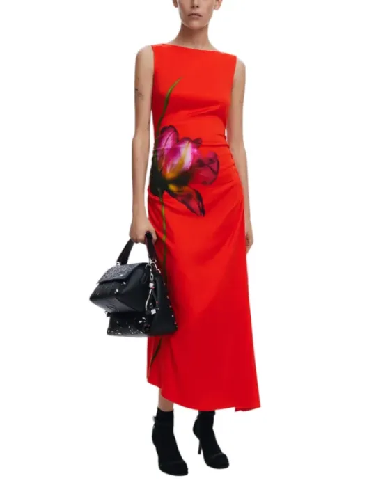 Rotes Kleid mit Blumenmuster