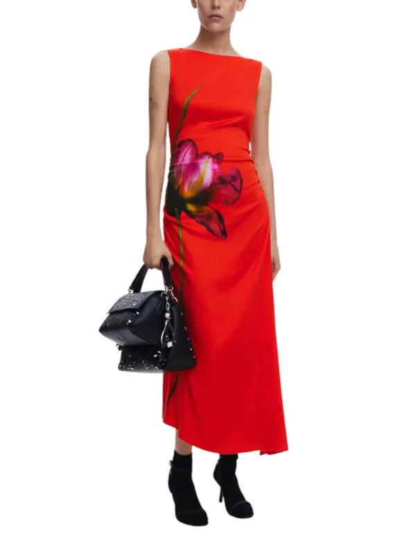 Rotes Kleid mit Blumenmuster Rotes Kleid mit Blumenmuster