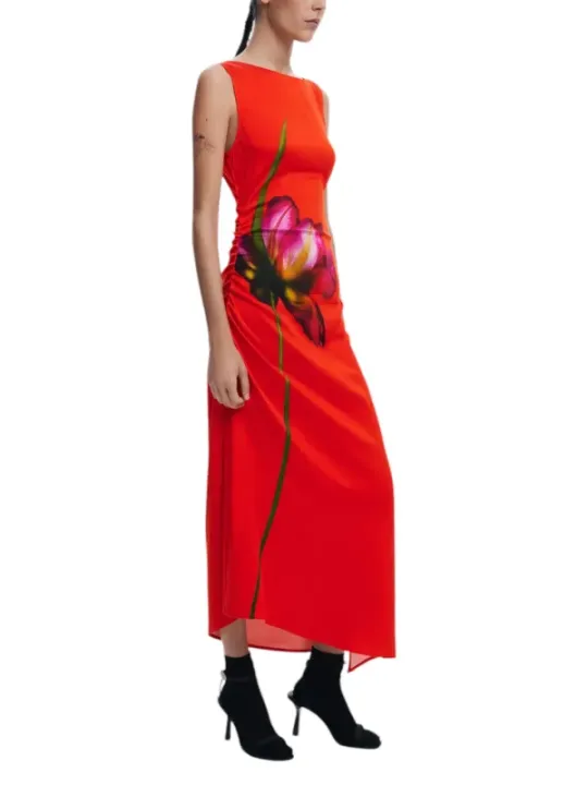 Rotes Seidenkleid mit Blumenmuster