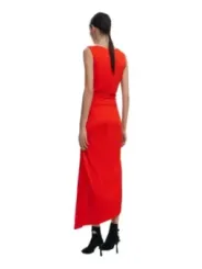 Rotes, ärmelloses Kleid mit Schlitz