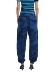 Dunkle Jeans mit hohem Bund