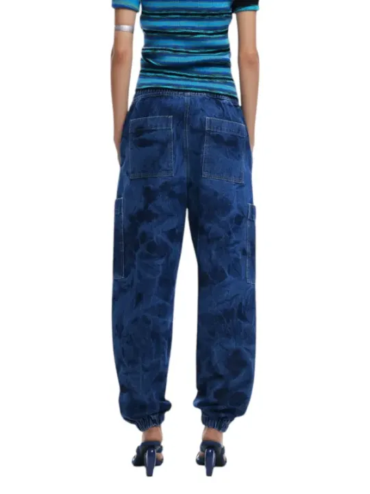 Dunkle Jeans mit hohem Bund