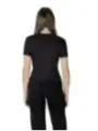 Schwarzes T-Shirt und Jeans