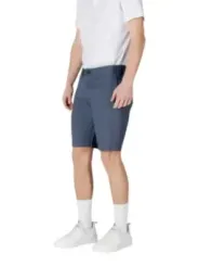 Mann trägt marineblaue Armani Exchange Shorts