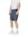 Mann trägt marineblaue Armani Exchange Shorts