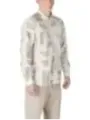 Musterhemd beige und weiß getragen
