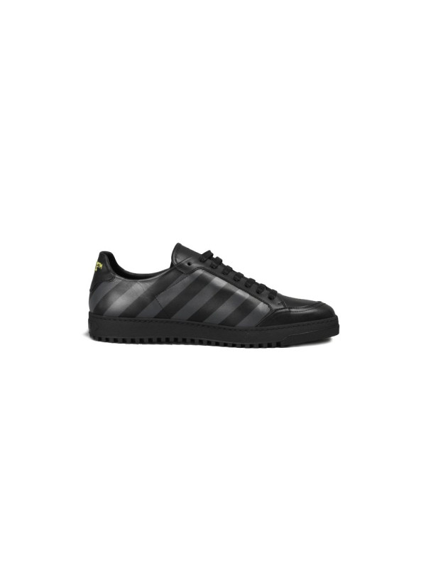 Sneakers Stylish Calfskin Sneakers with Iconic Grey Stripes 620,00 € 0201088200003 | Planet-Deluxe