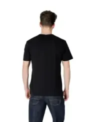 Mann trägt schwarzes Colmar T-Shirt
