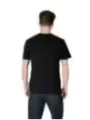 Mann trägt schwarzes Colmar T-Shirt