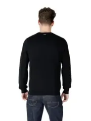 Mann trägt schwarzen Antony Morato Pullover