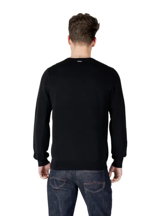 Mann trägt schwarzen Antony Morato Pullover