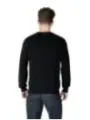Mann trägt schwarzen Antony Morato Pullover