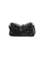 Schwarze Lederhandtasche mit Ösen.