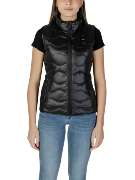 Schwarze Damen Pufferweste mit Jeans