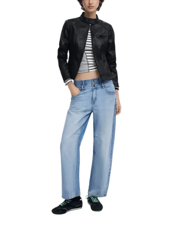 Frauen tragen Desigual Jeansjacken