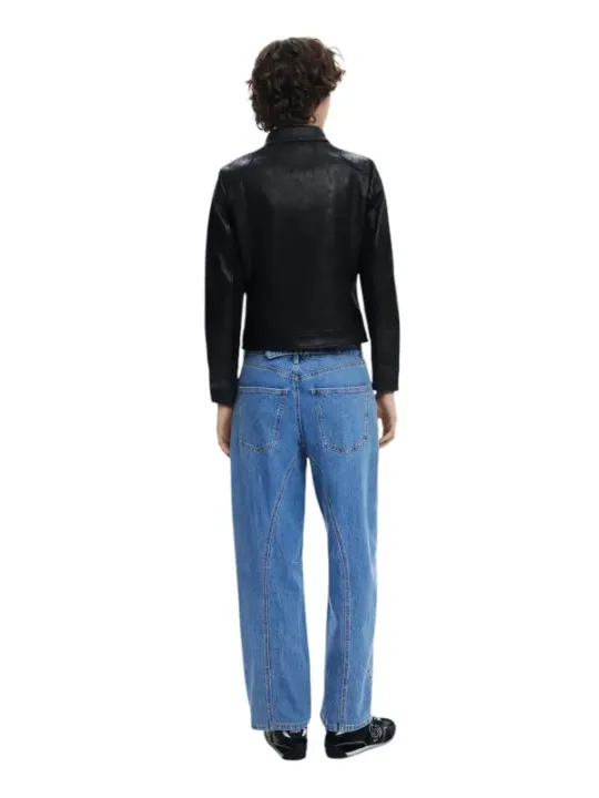 Helle Desigual-Jeans mit Lederjacke