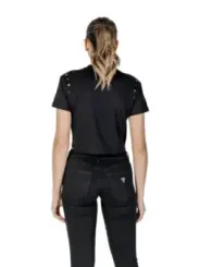 Schwarzes Shirt und Jeans hinten