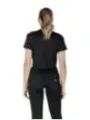 Schwarzes Shirt und Jeans hinten