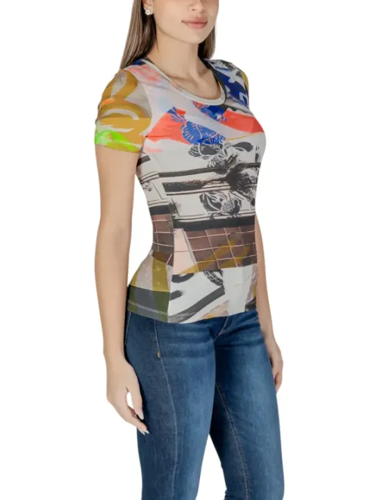 Buntes Desigual T-Shirt mit Jeans