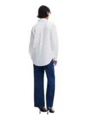 Dunkle Jeans, weißes Hemd, High Heels