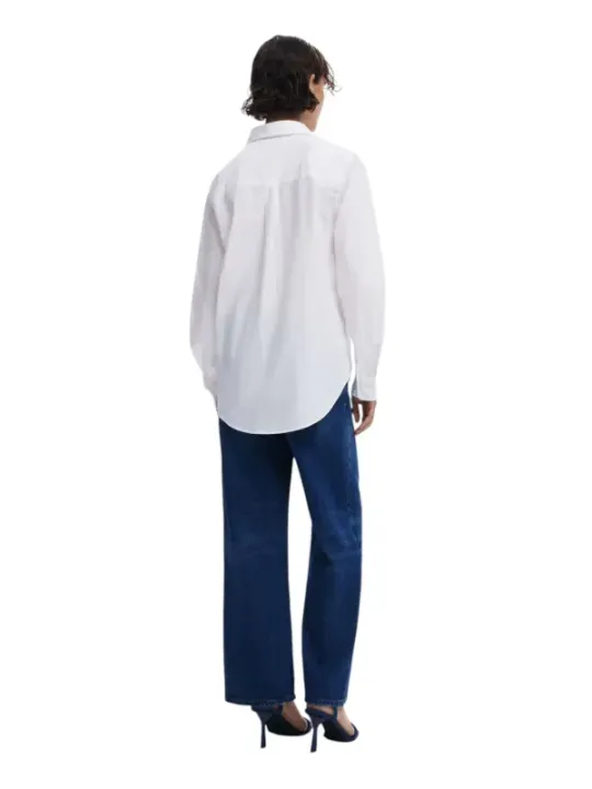 Dunkle Jeans, weißes Hemd, High Heels