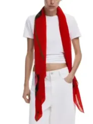 Roter Schal mit Zickzackmuster