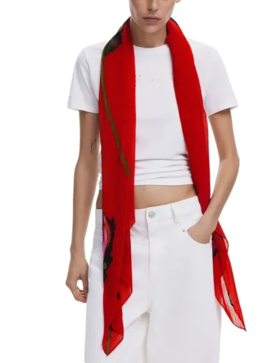 Roter Schal mit Zickzackmuster