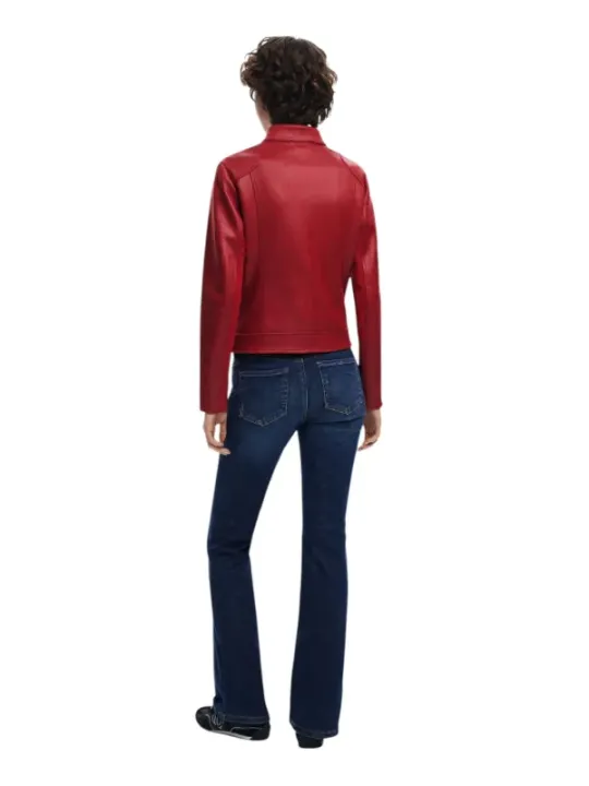 Roter Blazer, Jeans, lässiger Stil